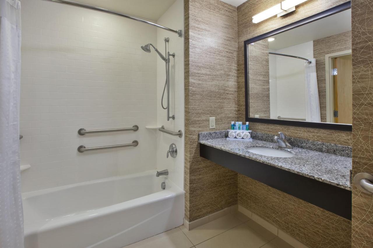 Express & Finger Lakes By Ihg Hotel